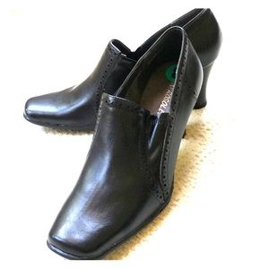Comfortable Aerosoles brand black booties